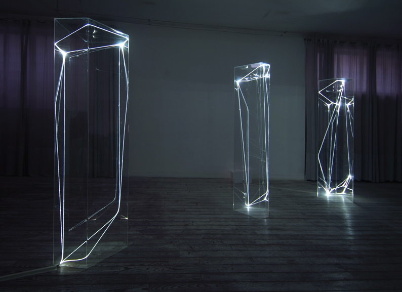 CARLO BERNARDINI, SPAZI PERMEABILI 2002-2006, Plexiglass trasparente e fibre ottiche, cm h 225x50x60 (ognuna); Grossetti Arte Contemporanea, Milano.