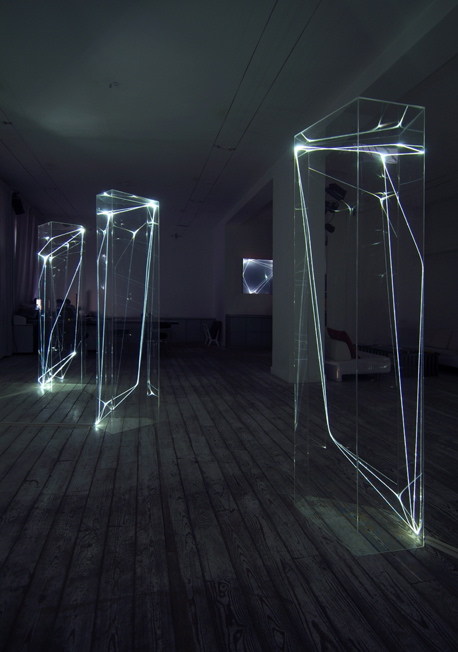 CARLO BERNARDINI, SPAZI PERMEABILI 2002-2006, Plexiglass trasparente e fibre ottiche, cm h 225x50x60 (ognuna), Grossetti Arte Contemporanea, Milano.