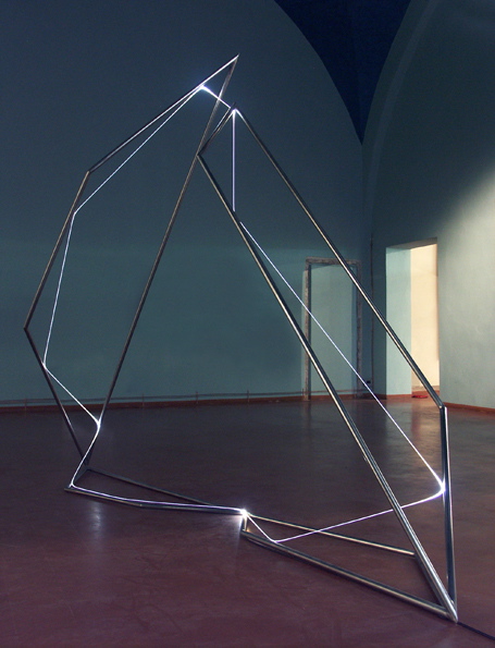 CARLO BERNARDINI, Catalizzatore di Luce  2007, fibre ottiche e acciaio inox; h cm 260x90x280, Pavia, Museo Civico, Castello Visconteo.