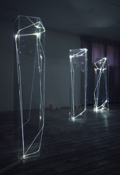 CARLO BERNARDINI, SPAZI PERMEABILI 2002-2006, Plexiglass trasparente e fibre ottiche, cm h 225x50x60 (ognuna). Grossetti Arte Contemporanea, Milano.