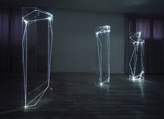 CARLO BERNARDINI, SPAZI PERMEABILI 2002-2006, Plexiglass trasparente e fibre ottiche, cm h 225x50x60 (ognuna); Grossetti Arte Contemporanea, Milano.
