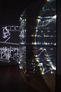 CARLO BERNARDINI, FANTASMA DI DUCHAMP 2009, Fibre ottiche, plexiglass, superficie OLF e videoproiezione, cm h 262x138x40; Museo d’arte, Villa Ciani, Lugano.