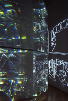 CARLO BERNARDINI, FANTASMA DI DUCHAMP 2009, Fibre ottiche, plexiglass, superficie OLF e videoproiezione, cm h 262x138x40, Museo d’arte, Villa Ciani, Lugano.