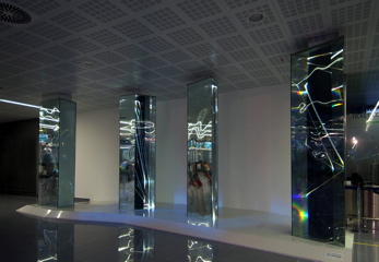 CARLO BERNARDINI, LIGHT WAVES 2008. Prismi in vetro stratificato, fibre ottiche, superficie olf, videoproiezione, audio; mt h 3,40x8,50x2, Brindisi, Aeroporto del Salento.
