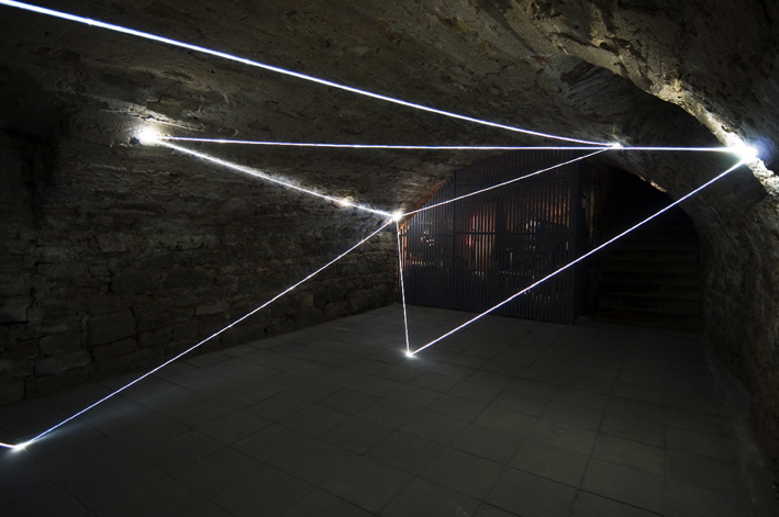 CARLO BERNARDINI, ACCUMULATORE DI LUCE 2008; Installazione ambientale in fibre ottiche, mt h 3x6x4. Triefenstein Homburg (Frankfurt), Kunst in Schloss Homburg.