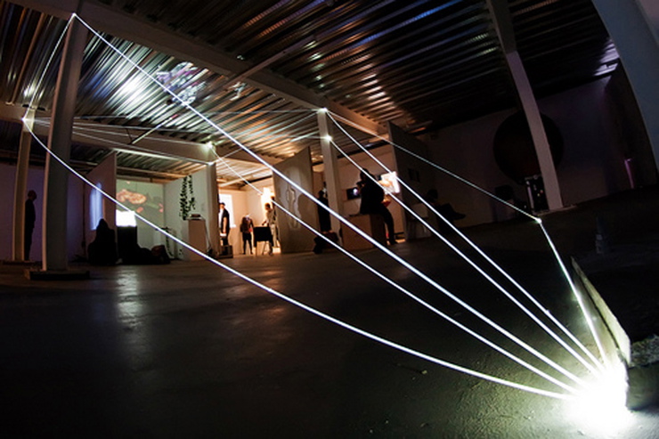 Carlo Bernardini, Matter is the Vacuum 2011; installazione in fibre ottiche, mt h 4x10x6. Kinetica Art Fair, Ambika P3, University of Westminister, London.
