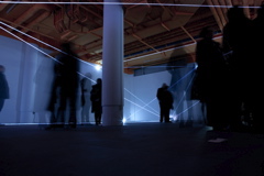 Carlo Bernardini, Vacuum 2011, installazione in fibre ottiche, mt h 4x16x14. Delloro Arte Contemporanea, Berlino.