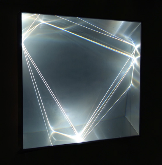CARLO BERNARDINI, Catalizzatore di Luce  2006, fibre ottiche, superficie olf, plexiglass, alluminio; h cm 95x100x25.