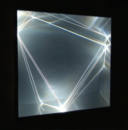 CARLO BERNARDINI, Catalizzatore di Luce  2006, fibre ottiche, superficie olf, plexiglass, alluminio; h cm 95x100x25.
