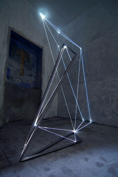 CARLO BERNARDINI, CATALIZZATORE DI LUCE 2005, acciaio inox e fibre ottiche, m h  5x4x3; Viterbo, Chiesa di S.Tommaso