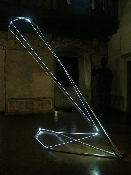CARLO BERNARDINI, STATI DI ILLUMINAZIONE 2005, acciaio inox e fibra ottica, h cm 400x150x100. Gorizia, Castello di Gorizia
