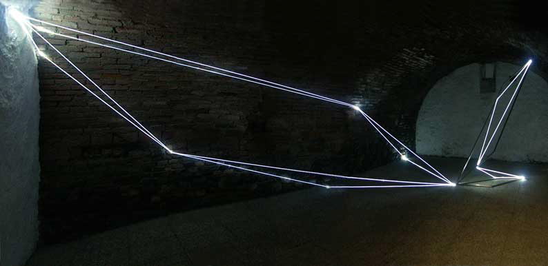 SPAZIO PERMEABILE 2004 Acciaio, fibre ottiche, mt h 3x9x7, Galleria En Plein Air, Pinerolo(TO). _1