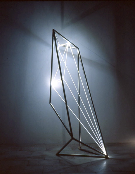 SPAZIO PERMEABILE 2002 Acciaio, fibre ottiche, cm h 150x50x50.