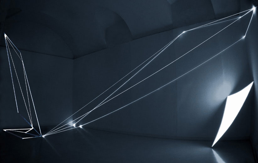 SPAZIO PERMEABILE 2003 Acciaio, fibre ottiche, superficie elettroluminescente, Galleria del Naviglio, Milano.
